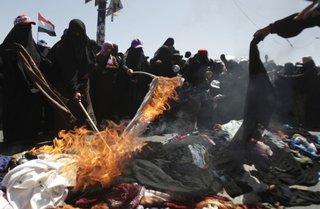 Yemen breaking news : women burn veils