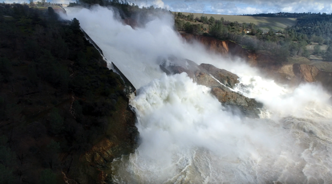 DO NOT TRAVEL NORTH TOWARD OROVILLE Spillway at tallest US dam in California