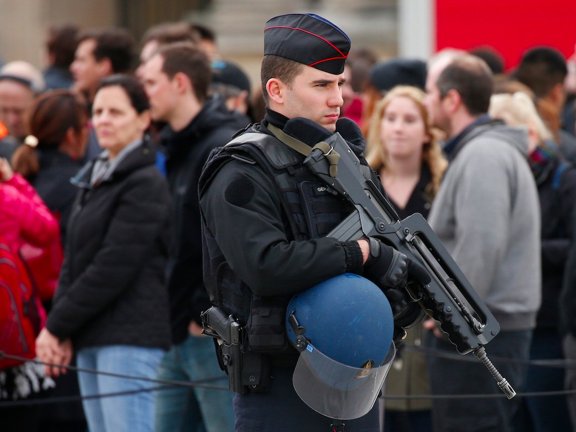 france-french-gendarme-police-soldier-paris-louvre-rush-hour-news